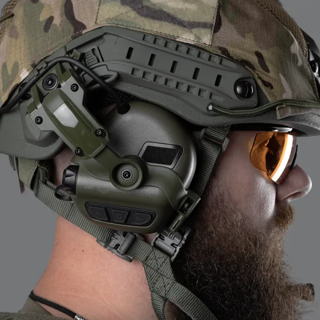 8 - Баллистический бронешлем FAST SPECPROM в кавере с наушниками Earmor M32 (X). Олива