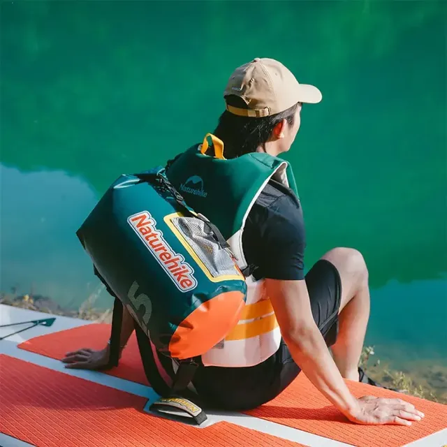 6 - Водонепроницаемый чехол Naturehike CNK2300BS017, 25л темно-зеленый